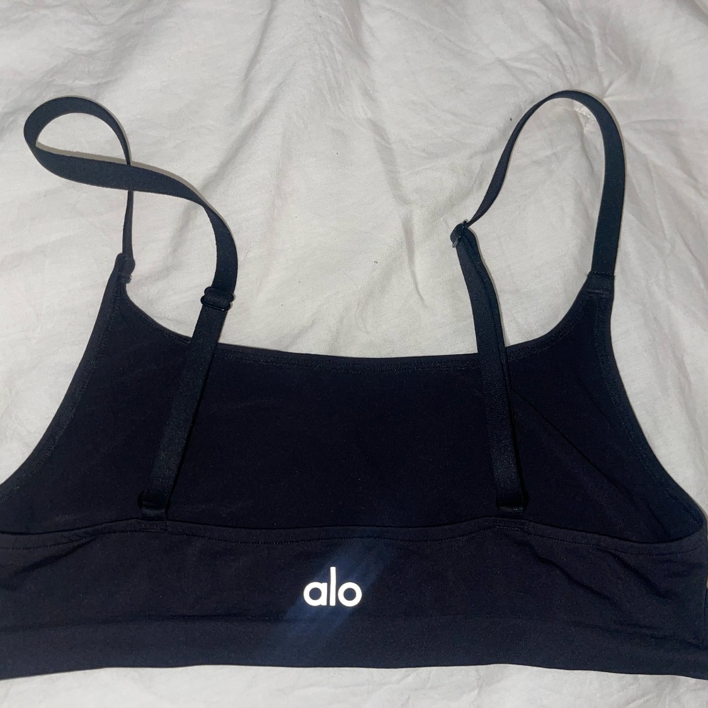 Fits A-B cup size small . To small for me I’m a c but it’s like the skims fabric